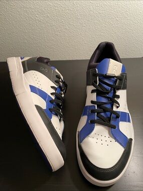 On Running The Rodger Clubhouse training Sneakers in White & Blue